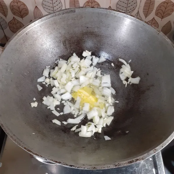 Tumis bawang putih dan bawang bombay dengan margarin hingga layu.