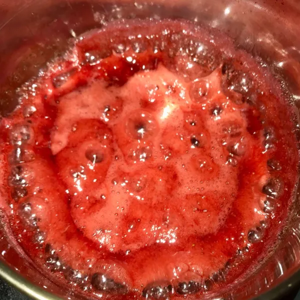 Masak strawberry dan gula sampai menjadi selai