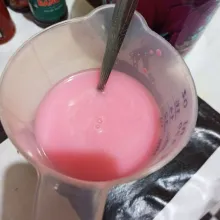 Beri air panas, seduh dulu dan aduk rata, lalu masukkan air dingin.