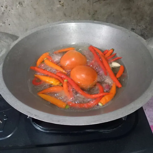 Rebus tomat, bawang, dan cabai.