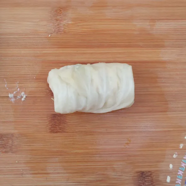 Lalu gulung, lakukan hingga semua bahan habis.