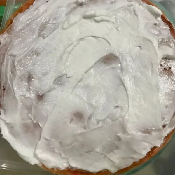 Olesi dengan whipping cream