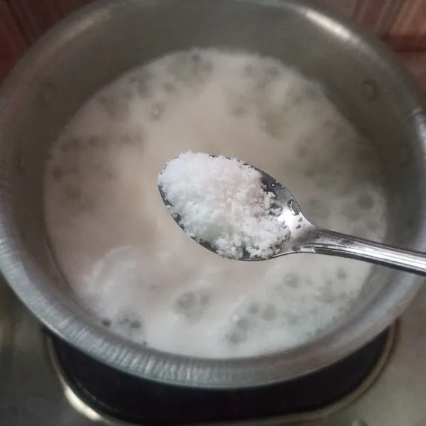 Selanjutnya masukkan garam, aduk rata dan masak hingga air menyusut.