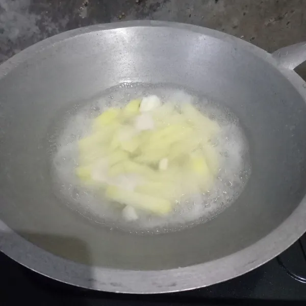 Kupas dan potong kentang. Kemudian rebus dengan garam dan bawang putih.