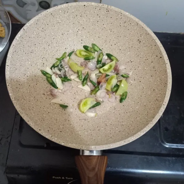 Panaskan 2 sdm minyak, tumis bahan bumbu iris hingga harum.