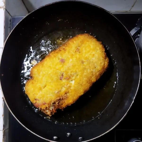 Panaskan minyak dalam frying pan lalu goreng ayam hingga matang dan kuning kecokelatan. Kemudian panggang dengan suhu 170°C selama 15 menit agar tambah matang dan krispi.