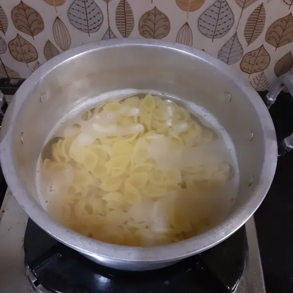Panaskan air. Rebus cocciolini bersama garam sampai menjelang aldente. Angkat. Sisakan airnya untuk mencairkan susu.