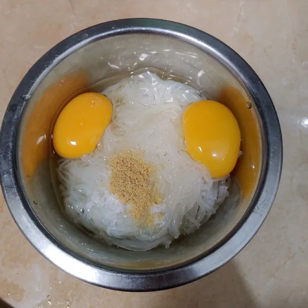 Pecahkan 2 butir telur campur dengan bihun,bumbui dengan garam dan kaldu bubuk. Kocok rata.