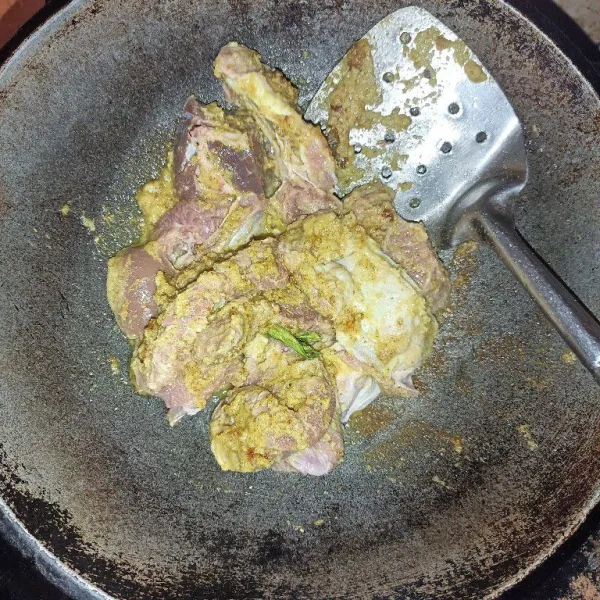 Masukkan daun jeruk, serai dan daging kambing, tumis sampai daging berubah warna.