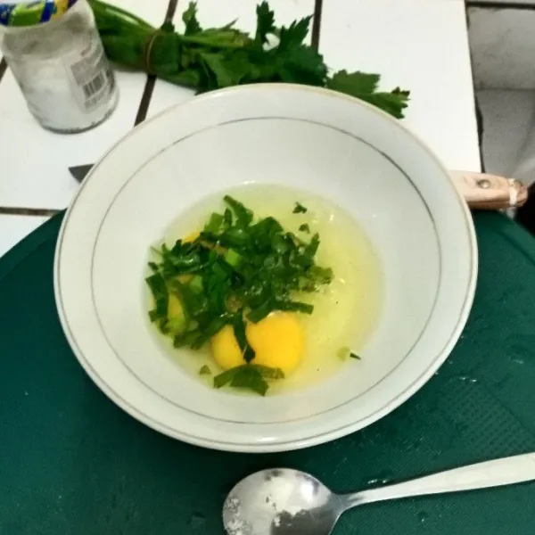 Kocok telur, garam, daun bawang dan kaldu bubuk, aduk hingga rata.