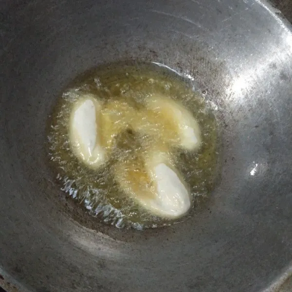 Panaskan minyak goreng, lalu goreng pisang hingga matang dan agak kecokelatan.