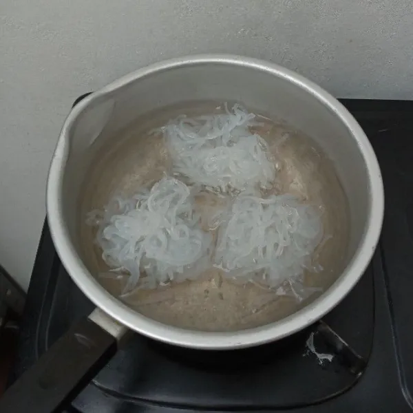 Rebus mie shirataki hingga mengembang dan matang, buang airnya, sisihkan.