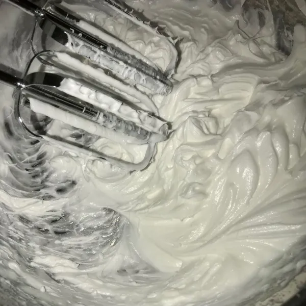 Mixer whipping cream dengan air dingin hingga kaku