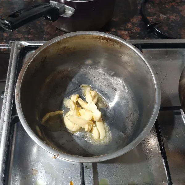 Cairkan mentega/butter dalam panci yang akan di gunakan untuk mencampur bahan. Gunakan api kecil atau dengan teknik rebus panci nya di air.