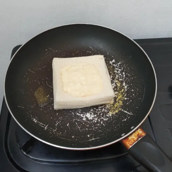 Lelehkan margarin lalu panggang roti dengan api kecil hingga keemasan.
