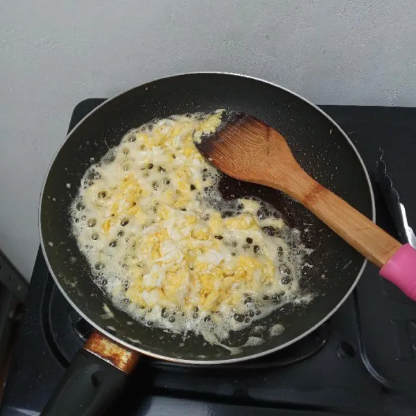 Goreng telur dengan cara di orak-arik hingga matang, angkat sisihkan.