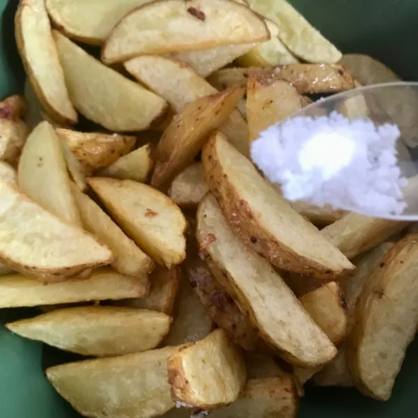 Beri garam, oregano dan campurkan ke dalam kentang.