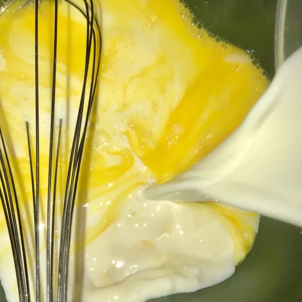 Membuat bahan basah, dalam wadah masukkan telur lalu tambahkan susu
