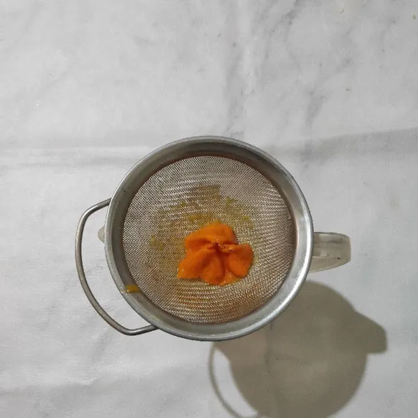 Cuci bersih jeruk, kemudian peras airnya.