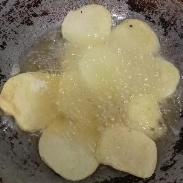 Kupas kentang kemudian potong dan goreng hingga matang. Goreng juga bawang merah dan bawang putih.