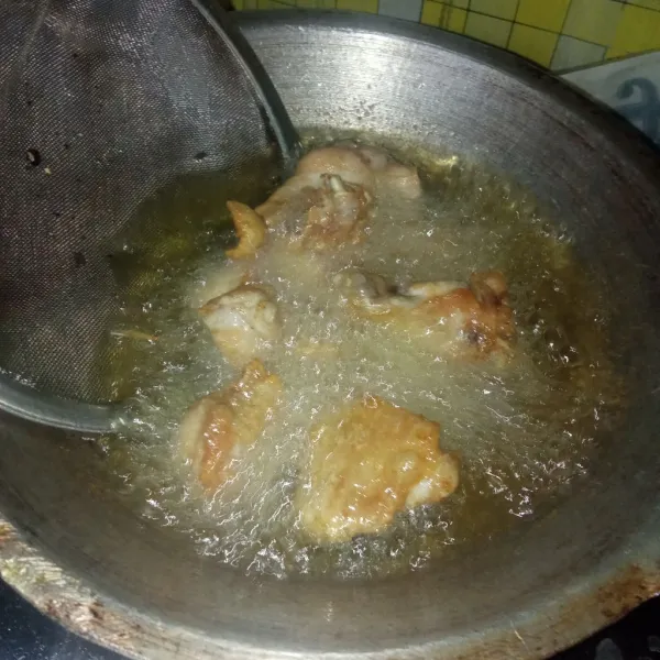 Marinasi ayam dengan garam dan merica, diamkan ±15 menit. Lalu goreng ayam hingga terlihat masih juicy dan kuning keemasan, jangan menggoreng sampai kering