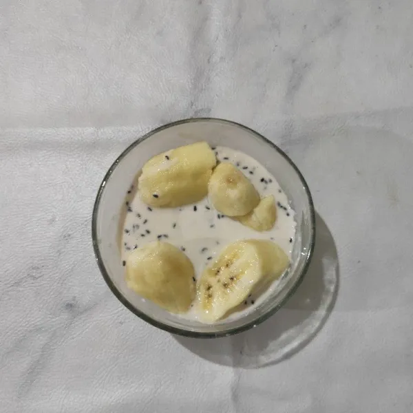 Masukkan potongan pisang ke dalam adonan basah.