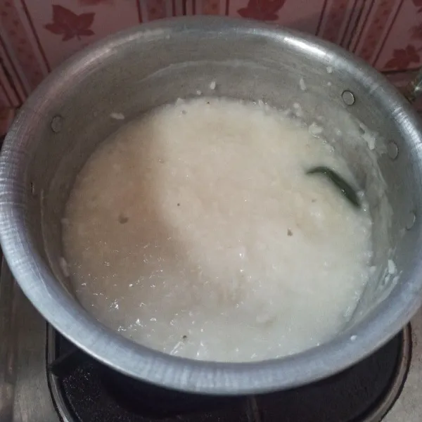 Setelah itu masukkan santan, masak hingga bubur matang, sisihkan 3-5 sendok makan bubur putih dan sisihkan terlebih dahulu.