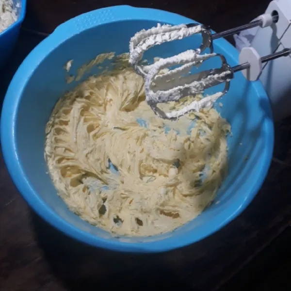 Campurkan margarin dan gula halus, mixer kecepatan rendah asal rata saja.