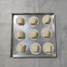 Tata bolen di atas loyang. Kemudian olesi dengan bahan olesan.