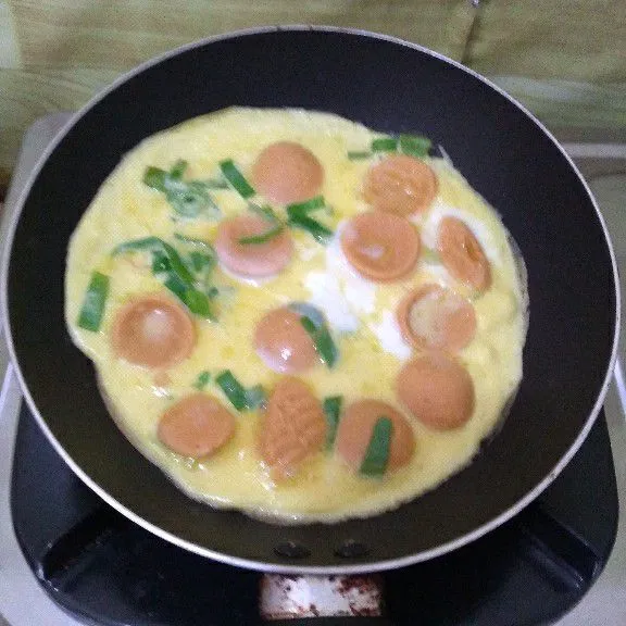 Goreng telur di wajan anti lengket hingga semua sisi matang lalu angkat dan sajikan.