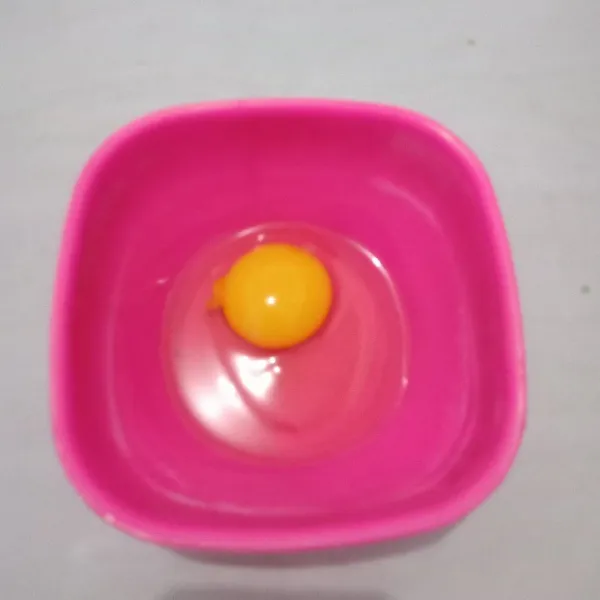 Siapkan telur dalam mangkok.