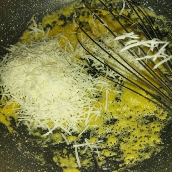 Saus putih : lelehkan margarin, masukkan tepung terigu, aduk rata, tambahkan keju parut.