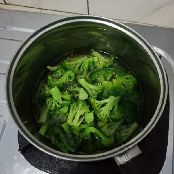 Rebus brokoli yang sudah dicuci sekitar 5 menit.