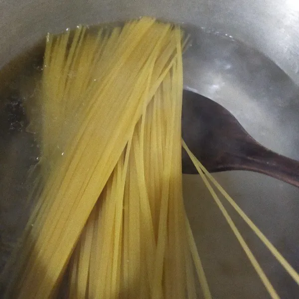 Rebus spaghetti dalam air mendidih selama 10 menit (sesuaikan tingkat kekenyalannya). Kemudian angkat dan tiriskan. Untuk penyajiannya, letakkan spaghetti dalam piring kemudian siram dengan saus marinara. Selamat menikmati