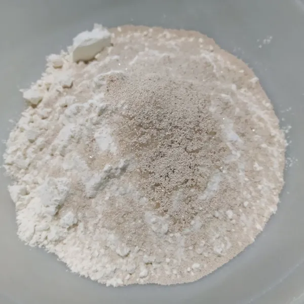 Campur tepung terigu, gula pasir dan ragi lalu aduk rata.