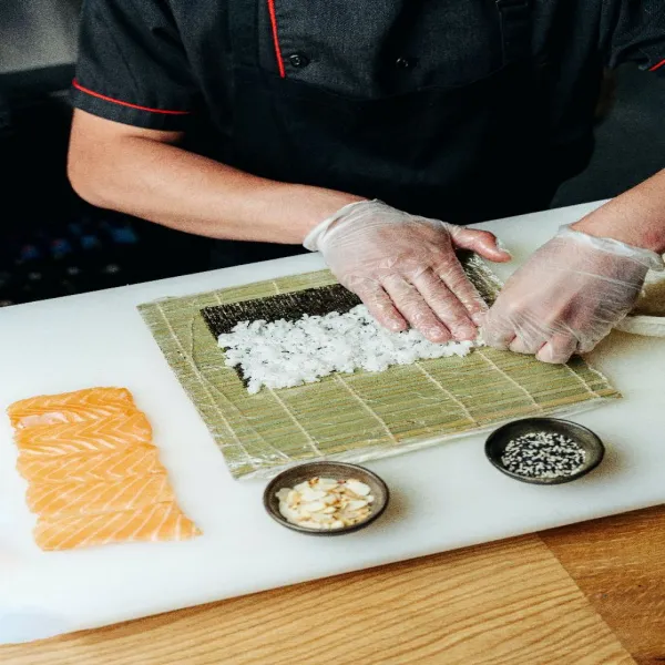 Memasak nasi sushi: Campurkan air, bahan-bahan nasi sushi, dan gula ke dalam panci dan masak sesuai dengan petunjuk. Biarkan dingin sebelum digunakan.