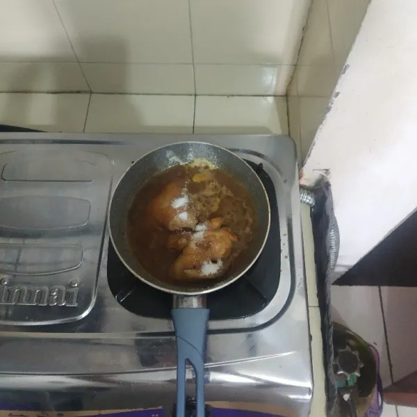 Beri garam, kaldu bubuk dan gula pasir lalu aduk rata