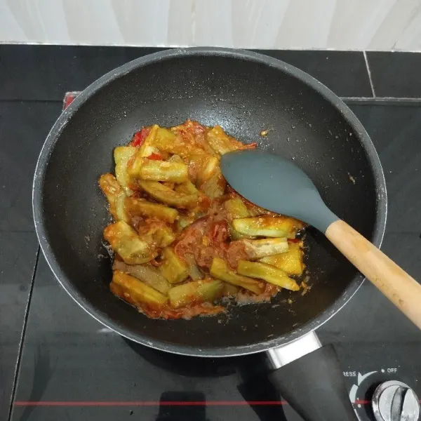 Kemudian masukkan terong, garam dan gula palem. Aduk rata. Masak hingga sambal meresap, lalu angkat.