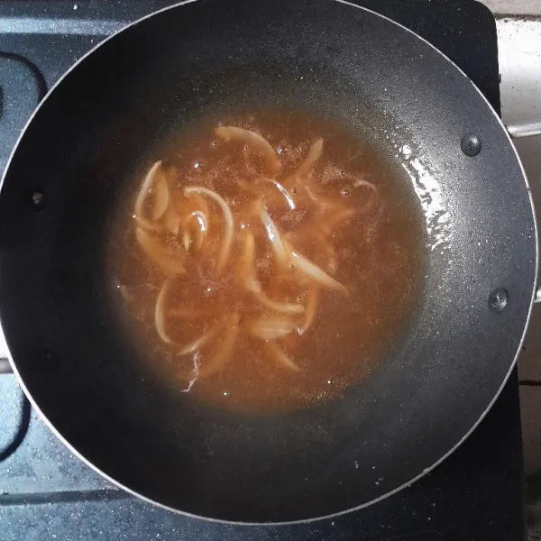 Tambahkan larutan tepung maizena, aduk hingga kuah mengental. Sajikan bersama ayam goreng.