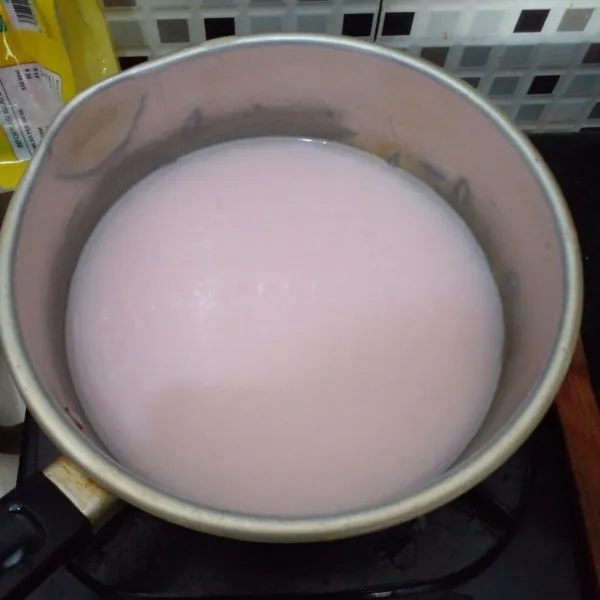 Masak agar-agar warna pink yang telah dicampir santan.