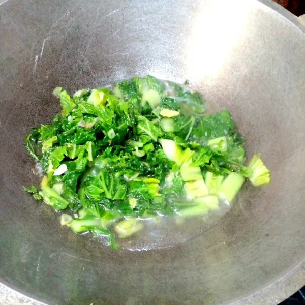 Setelah sayur caisim layu, masukkan air secukupnya, garam dan penyedap.