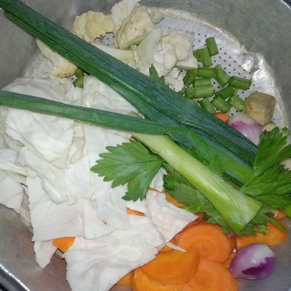 Siapkan sayuran, potong-potong, kemudian cuci bersih