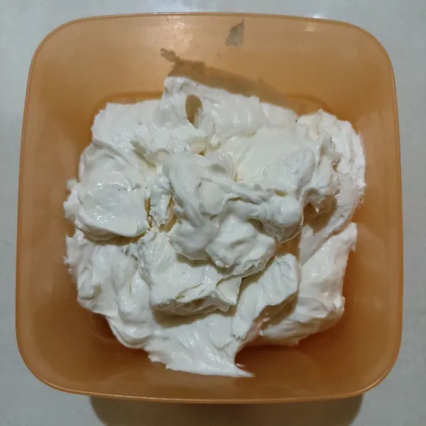 Tuang whipped cream ke dalam wadah kedap udara dan simpan di kulkas.