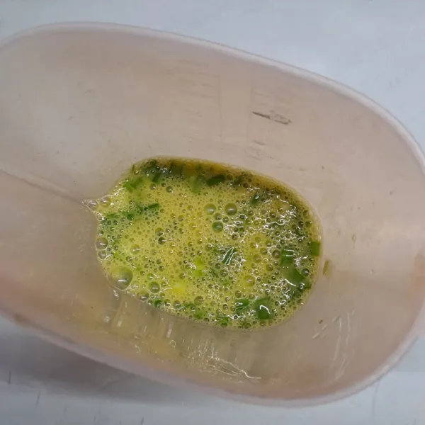 Beri irisan daun bawang. Aduk rata.