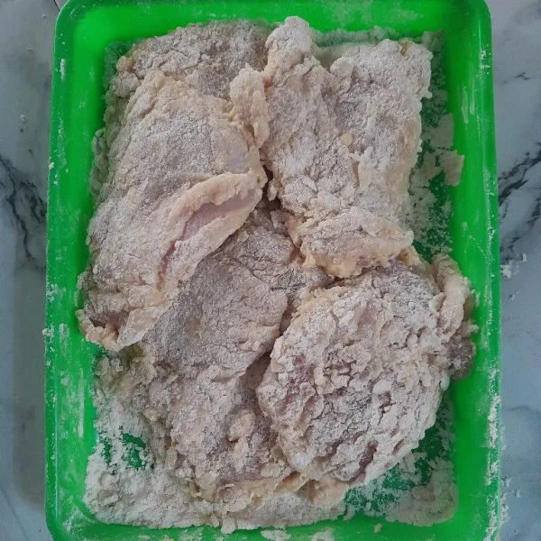 Baluri ayam dengan tepung pelapis kering, hingga semua tetutup tepung.