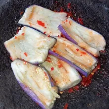 Penyet terong di atas sambal dan siap disajikan.