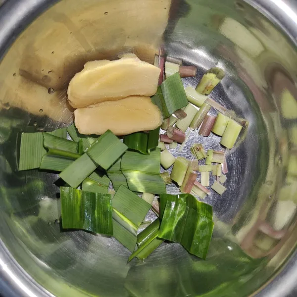 Geprek jahe, potong² daun pandan dan serai