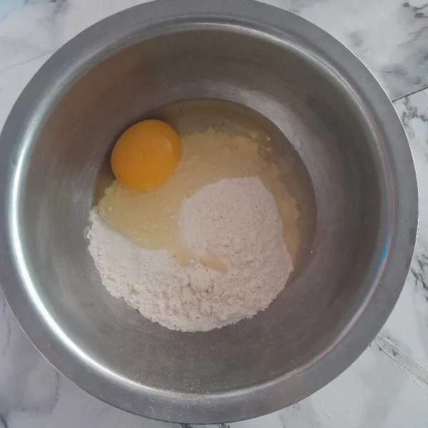 Campurkan semua bahan adonan pelapis, sisihkan sebagian untuk pelapis kering, tambahkan telur, aduk rata.