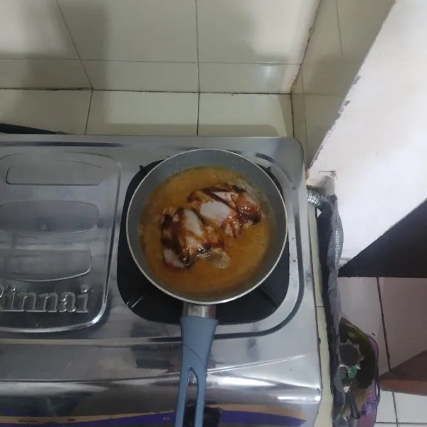 Tambahkan air dan kecap manis masak sampai airnya sedikit menyusut