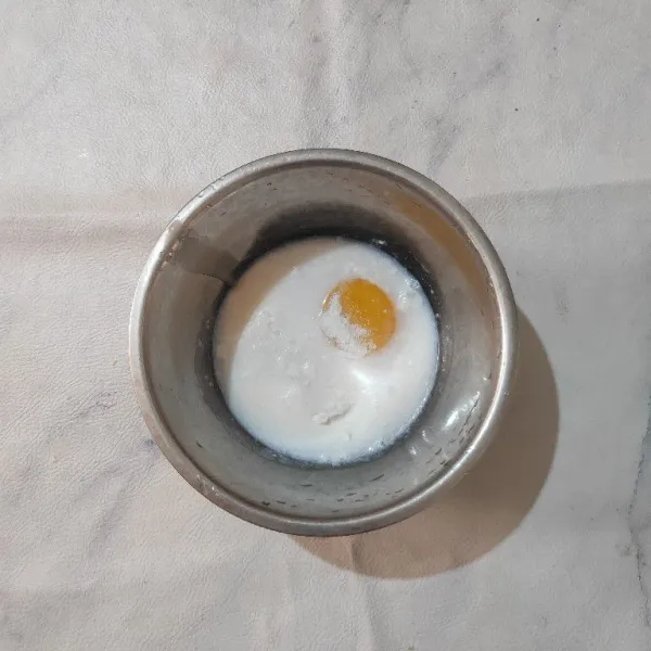 Campur semua bahan isian dalam wadah.